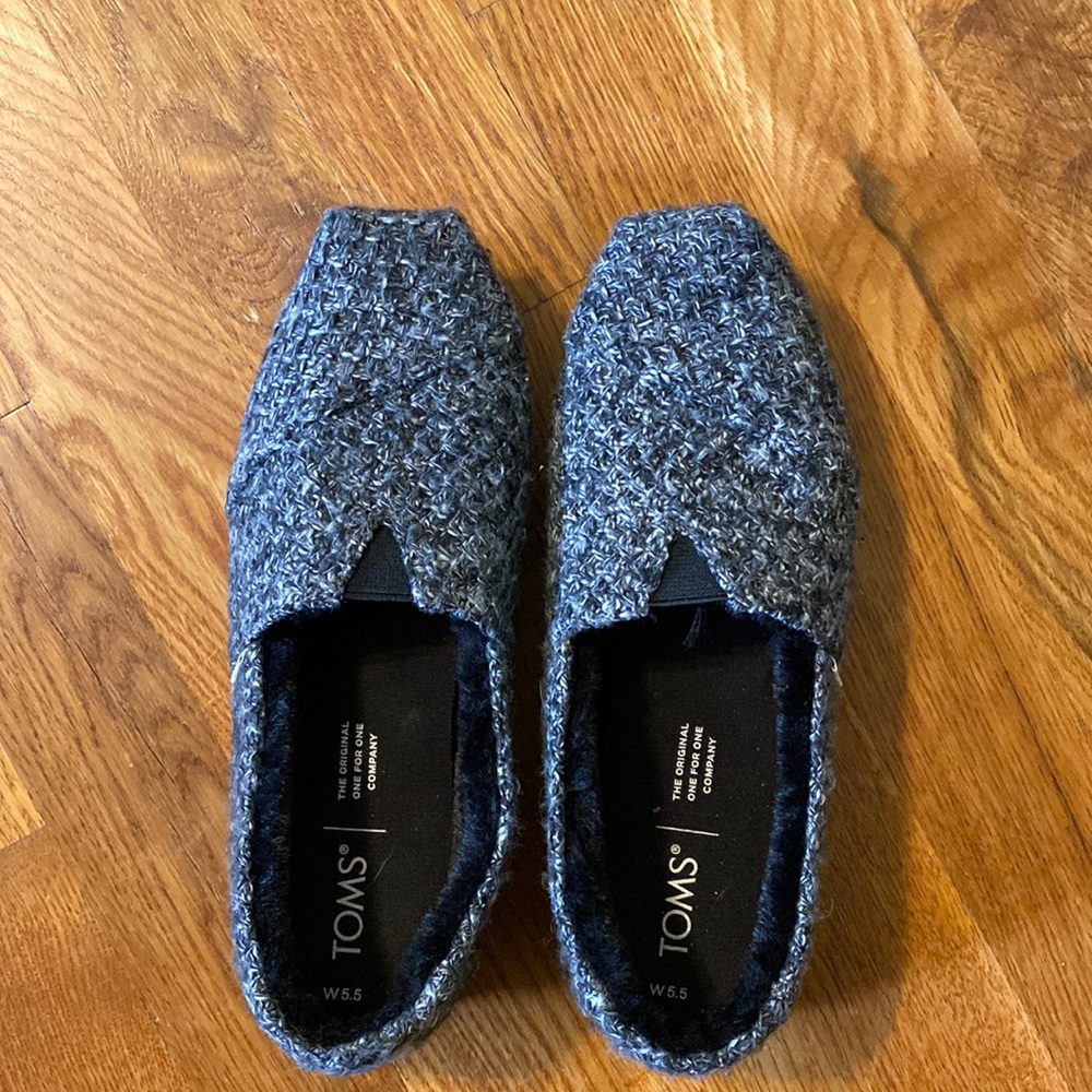 Size 5.5 Toms with furry inside